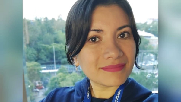 Una persona tomándose una selfie