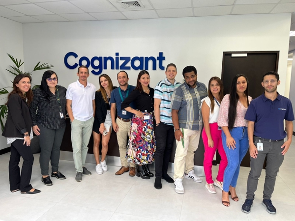 Un grupo de personas posando para una foto