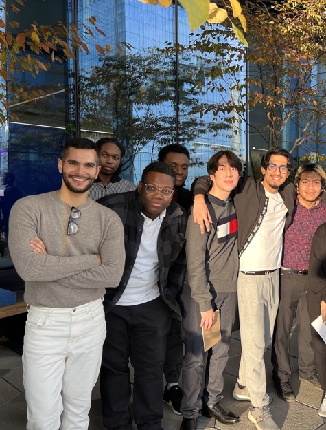 um grupo de pessoas posando para uma foto