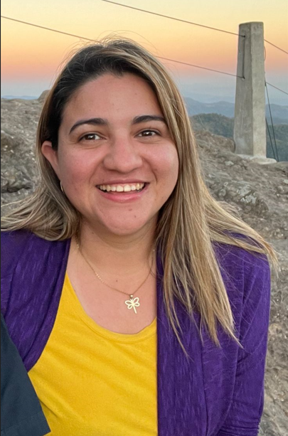 una persona sonriendo a la cámara