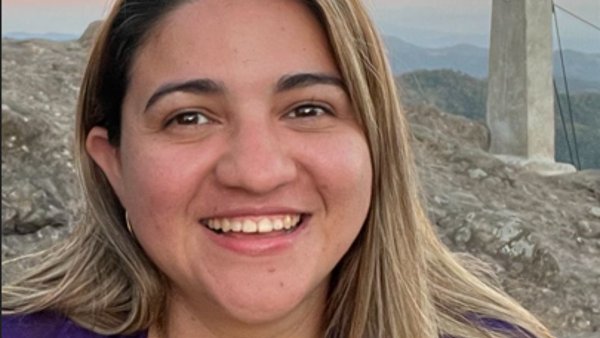 una persona sonriendo a la cámara