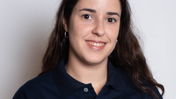 una persona sonriendo para una foto