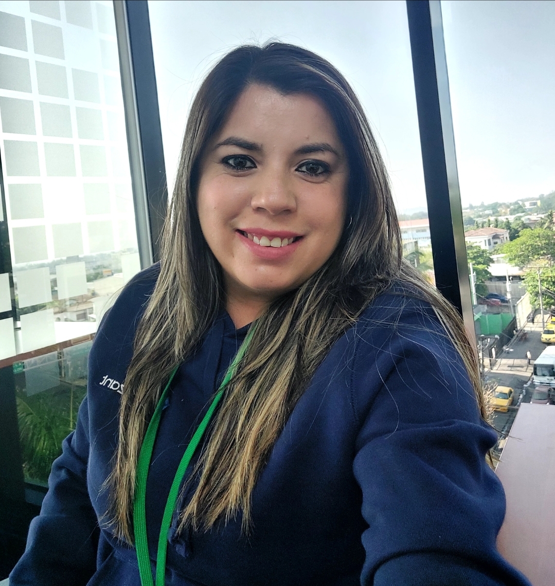 Una persona tomándose una selfie