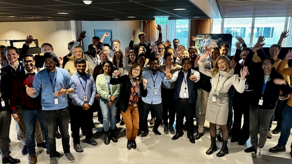 Een groep mensen poseren voor een foto