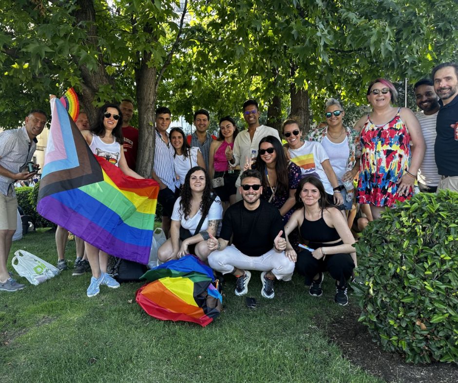 Un grupo de personas posando para una foto