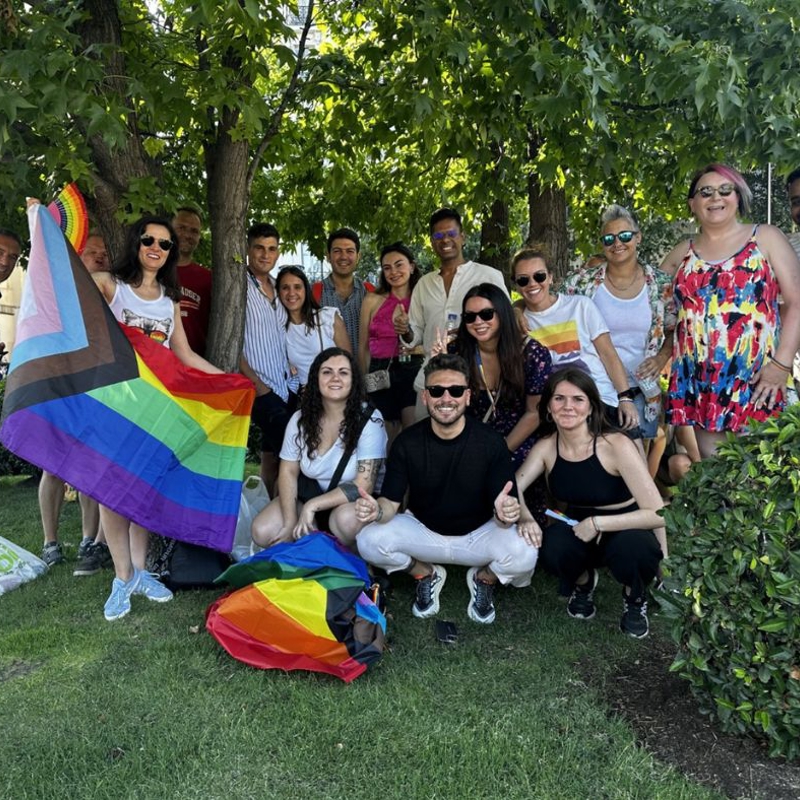 Un grupo de personas posando para una foto