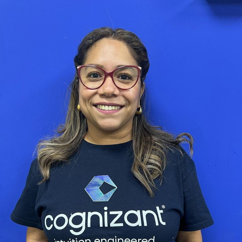 una persona con gafas sonriendo