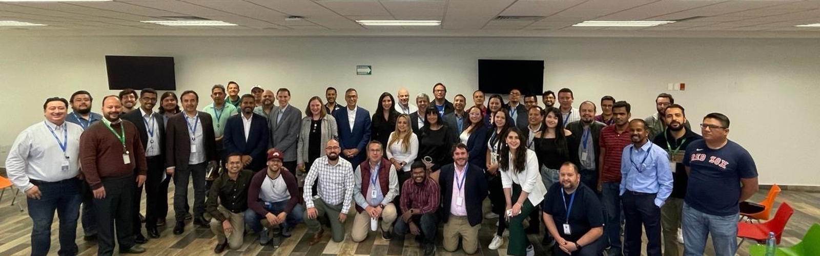 Un grupo de personas posando para una foto