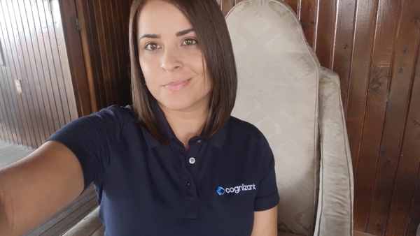 Una persona tomándose una selfie