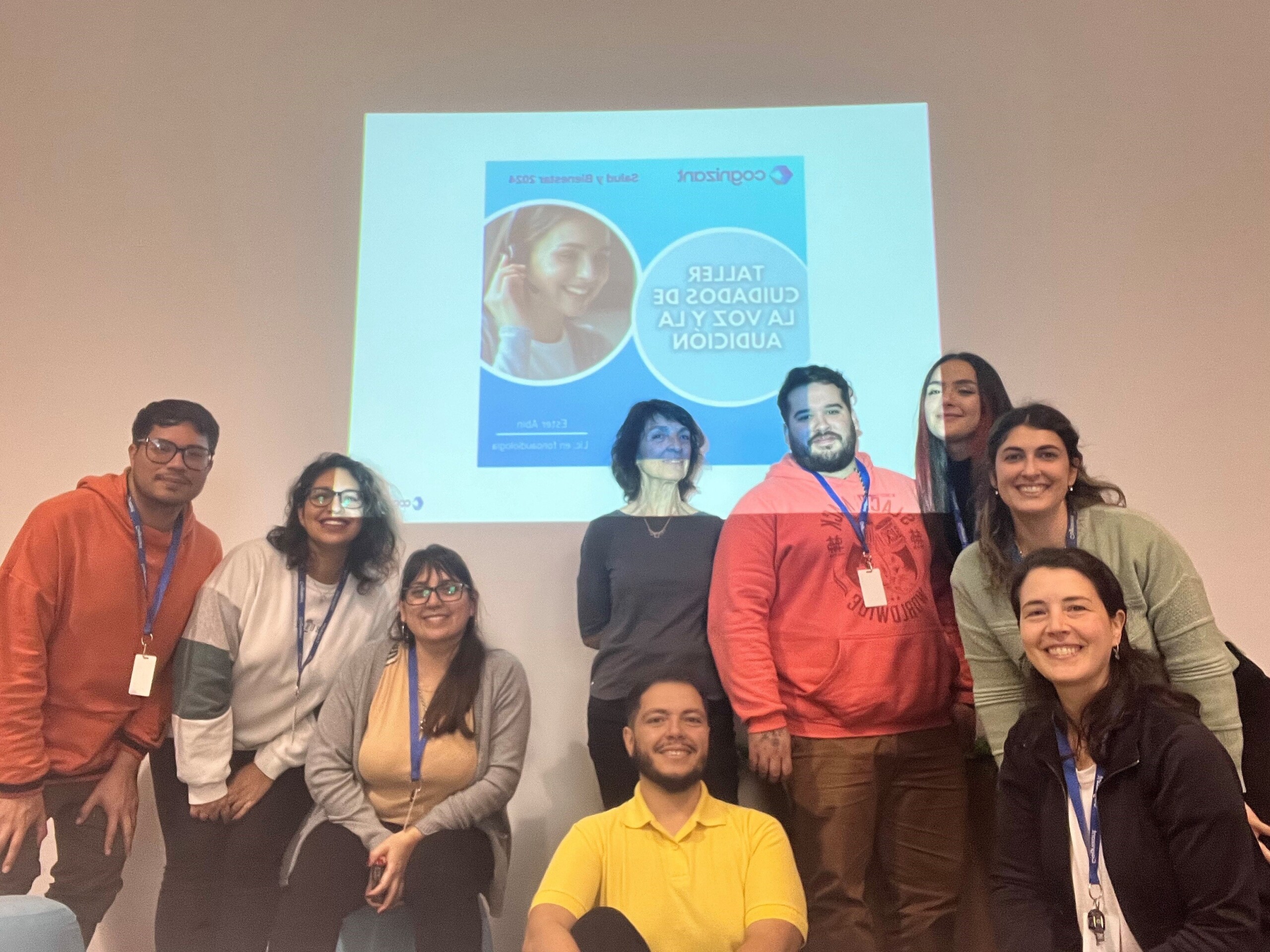 Un grupo de personas posando para una foto