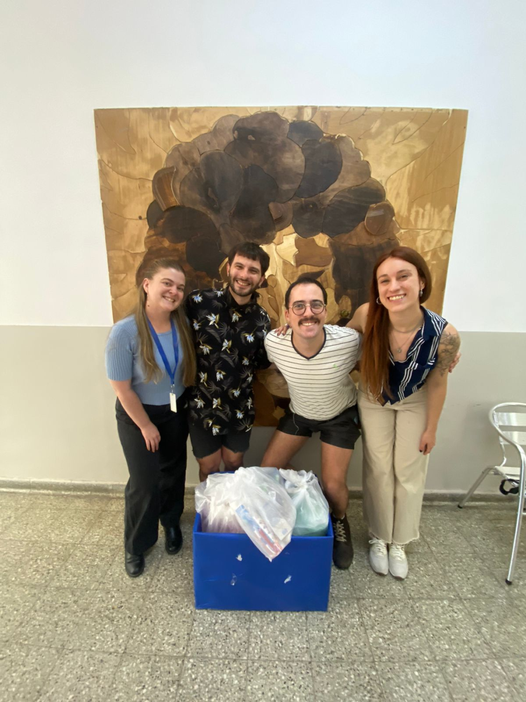 Un grupo de personas posando para una foto
