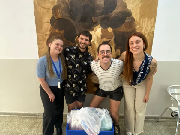 Un grupo de personas posando para una foto