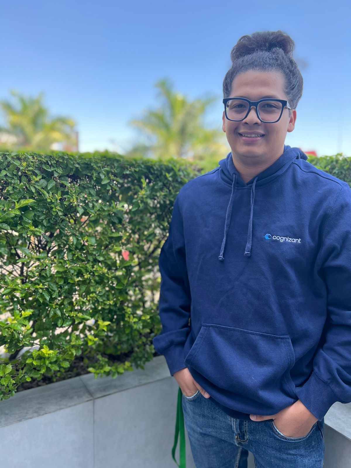 una persona con una sudadera azul